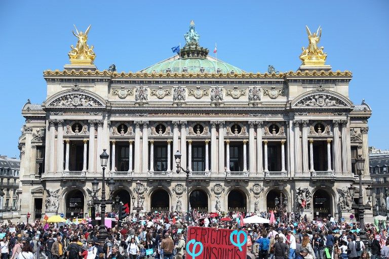 عشرات الآلاف يتظاهرون رفضا لإصلاحات ماكرون