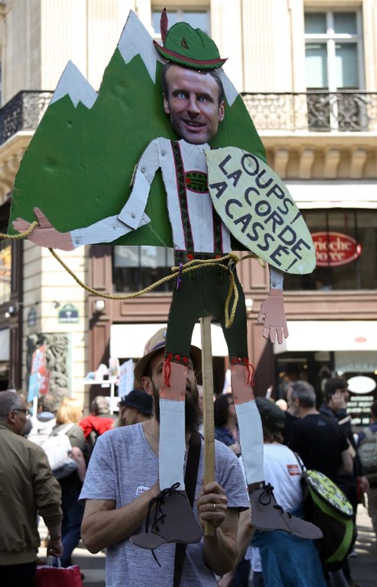 عشرات الآلاف يتظاهرون رفضا لإصلاحات ماكرون