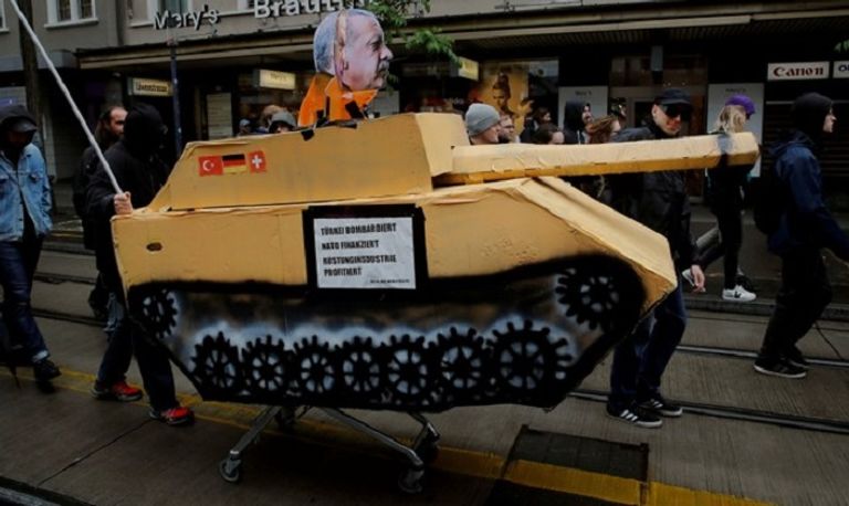  محتجون يسحبون دبابة وهمية تحمل صورة أردوغان في زيورخ – رويترز
