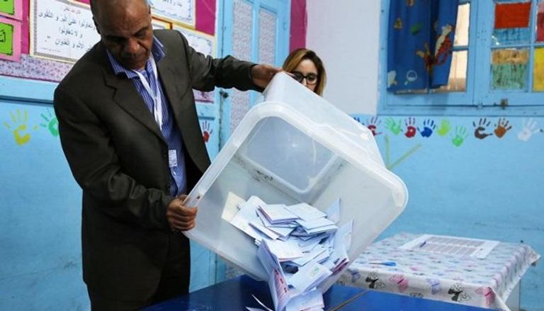 فرز أصوات الناخبين بانتخابات البلدية في تونس