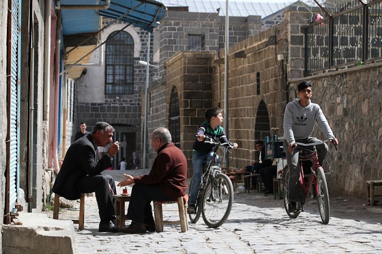 طفلان في مدينة سور الكردية- رويترز