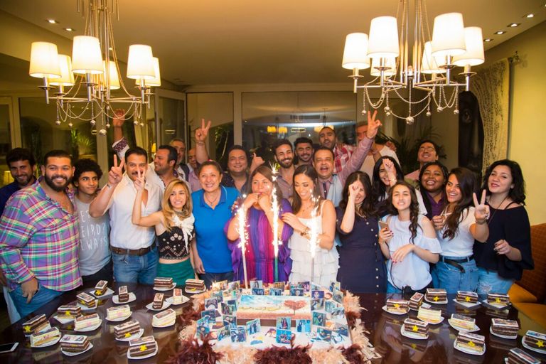 داليا البحيري تحتفل مع فريق عمل مسلسل للحب فرصة أخيرة بانتهاء التصوير