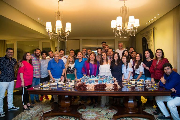 داليا البحيري تحتفل مع فريق عمل مسلسل للحب فرصة أخيرة بانتهاء التصوير