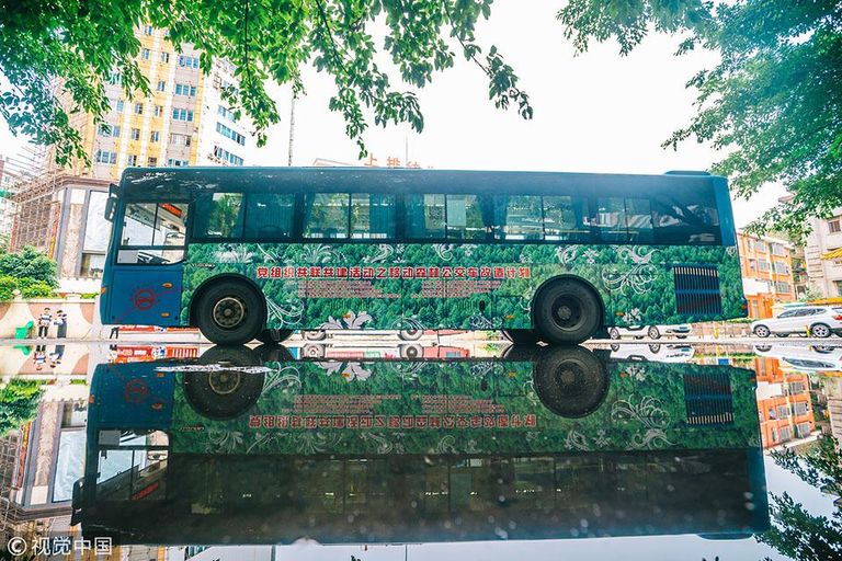 الحافلات في الصين تتحول إلى حديقة متنقلة