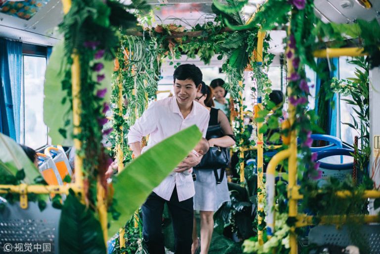 الحافلات في الصين تتحول إلى حديقة متنقلة