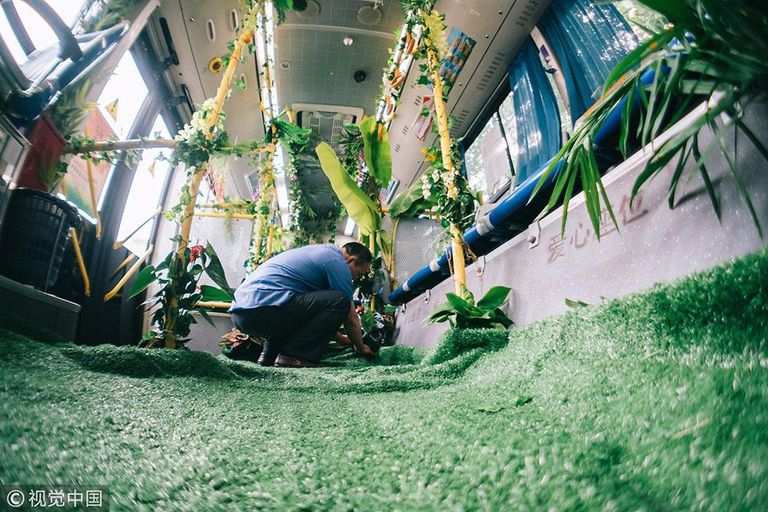 الحافلات في الصين تتحول إلى حديقة متنقلة