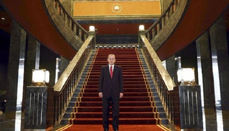 الرئيس التركي رجب طيب أردوغان داخل قصر الرئاسة 