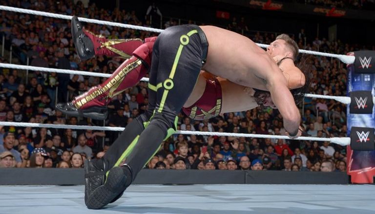 سيث رولينز يرفع حزام البطولة بعد الفوز