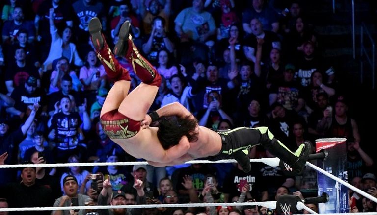 سيث رولينز يرفع حزام البطولة بعد الفوز