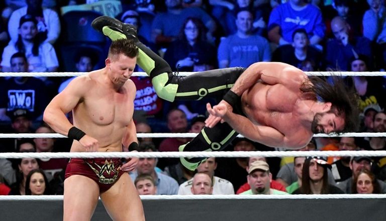 سيث رولينز يرفع حزام البطولة بعد الفوز