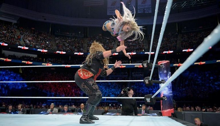 نيا جاكس تحمل حزام بطولة "رو" للسيدات بعد الفوز