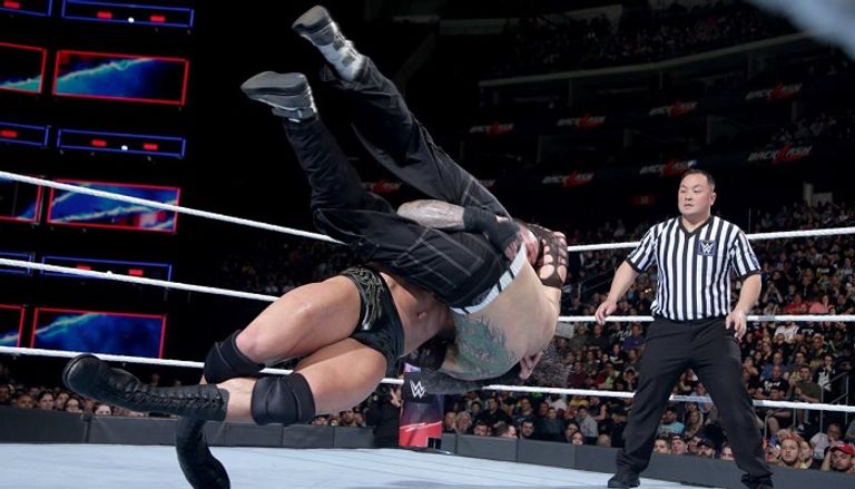 جيف هاردي يحمل حزام البطولة