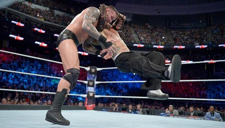 جيف هاردي يحمل حزام البطولة