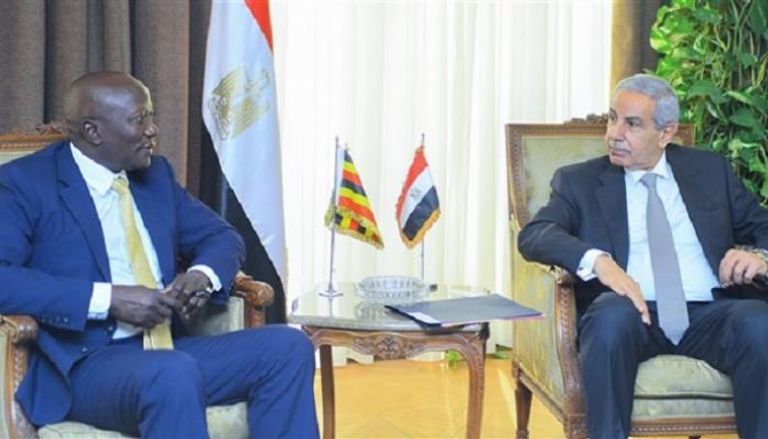 وزير التجارة المصري خلال لقائه نظيرة الأوغندي