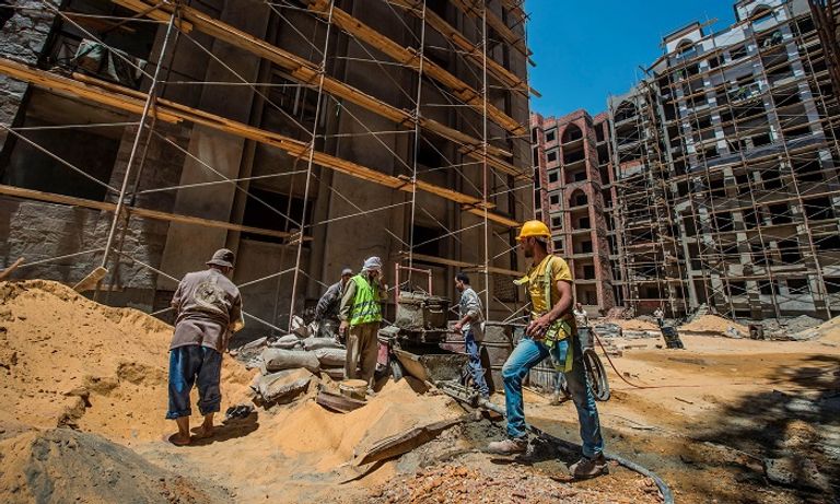 عمال في أحد المشروعات  مخطط العاصمة الإدارية الجديدة لمصر
