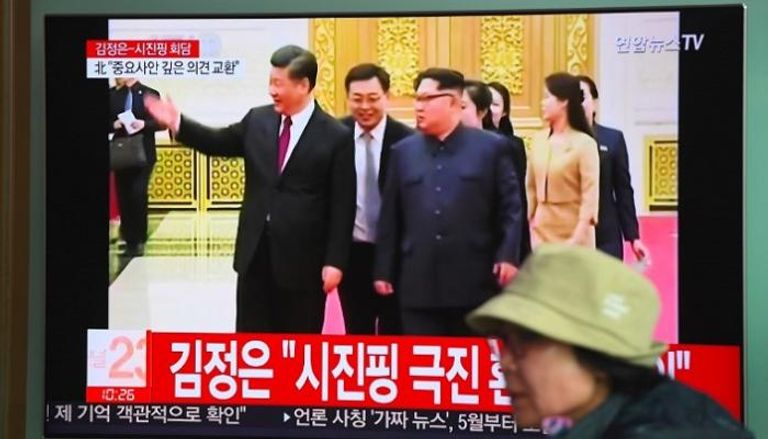 لقطة تلفزيونية للقاء السابق بين كيم والرئيس الصيني - أ.ف.ب
