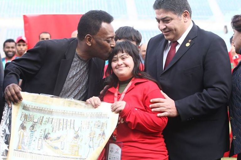 بيليه مع أحد أبطال الأولمبياد الخاص ديديه دروجبا سفيرا للأولمبياد الخاص الدولي