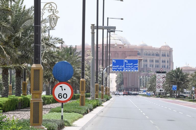 مدينة أبوظبي ترتدي تاجا من الضياء بمناسبة رمضان