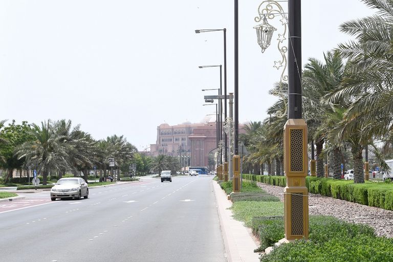 مدينة أبوظبي ترتدي تاجا من الضياء بمناسبة رمضان