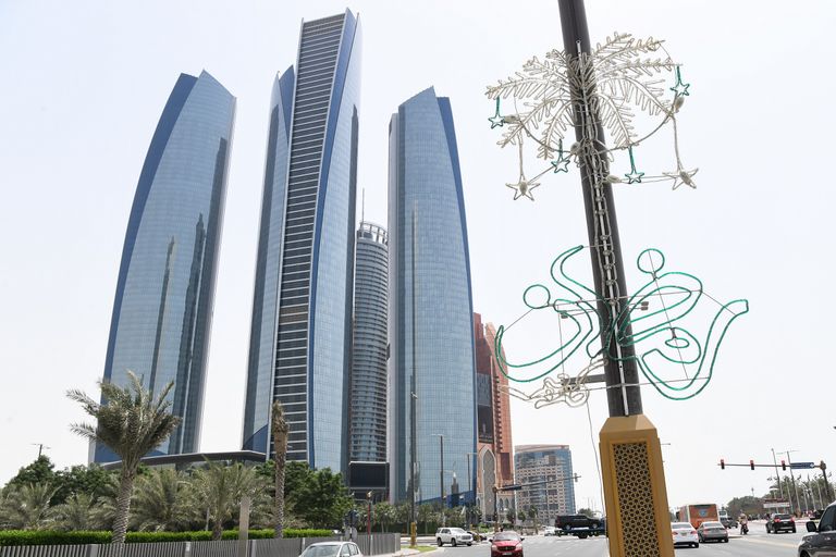 مدينة أبوظبي ترتدي تاجا من الضياء بمناسبة رمضان