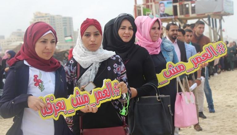 "العمر مش بعزقة".. حملة مناصرة للنساء المعلقات بغزة