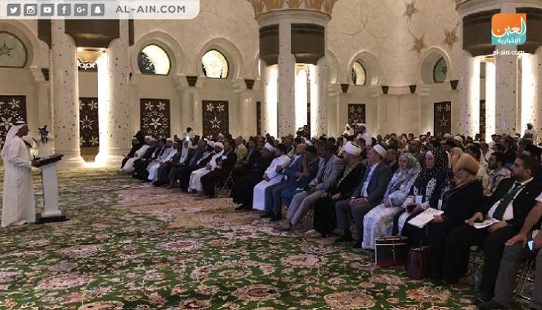 المشاركون في مؤتمر المجتمعات المسلمة في مسجد الشيخ زايد في أبوظبي