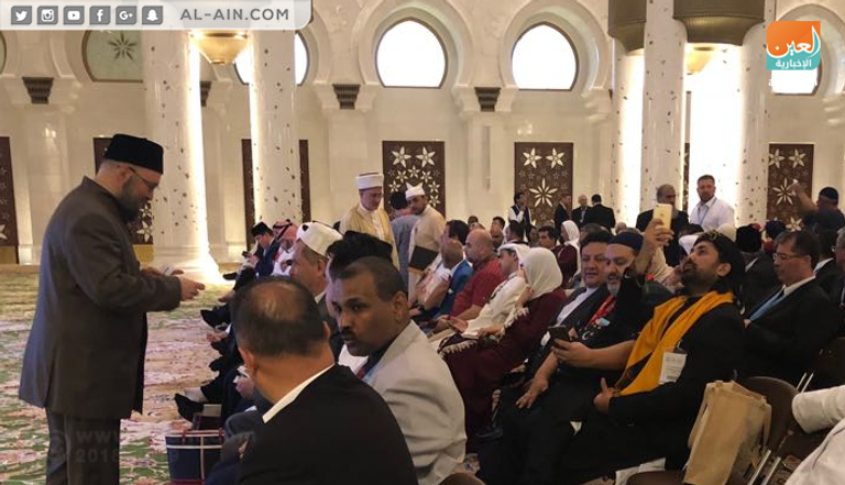 المشاركون في مؤتمر المجتمعات المسلمة في مسجد الشيخ زايد في أبوظبي