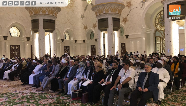 المشاركون في مؤتمر المجتمعات المسلمة في مسجد الشيخ زايد في أبوظبي