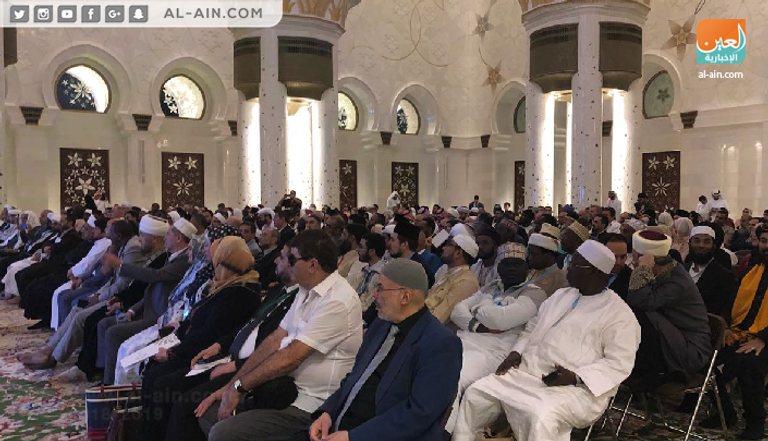 المشاركون في مؤتمر المجتمعات المسلمة في مسجد الشيخ زايد في أبوظبي