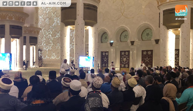 المشاركون في مؤتمر المجتمعات المسلمة في مسجد الشيخ زايد في أبوظبي