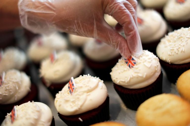 كعك تذكاري بمناسبة الزفاف الملكي البريطاني