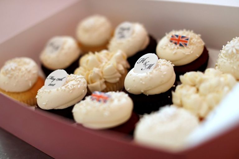 كعك تذكاري بمناسبة الزفاف الملكي البريطاني