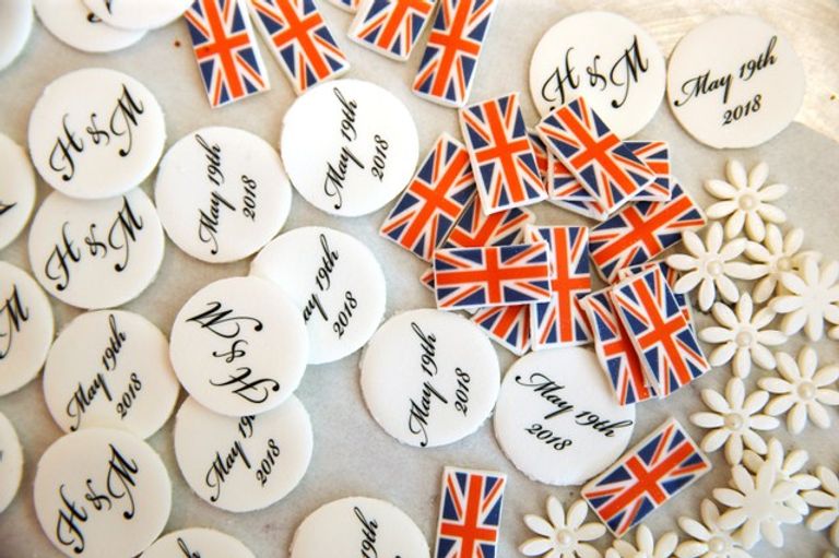 كعك تذكاري بمناسبة الزفاف الملكي البريطاني