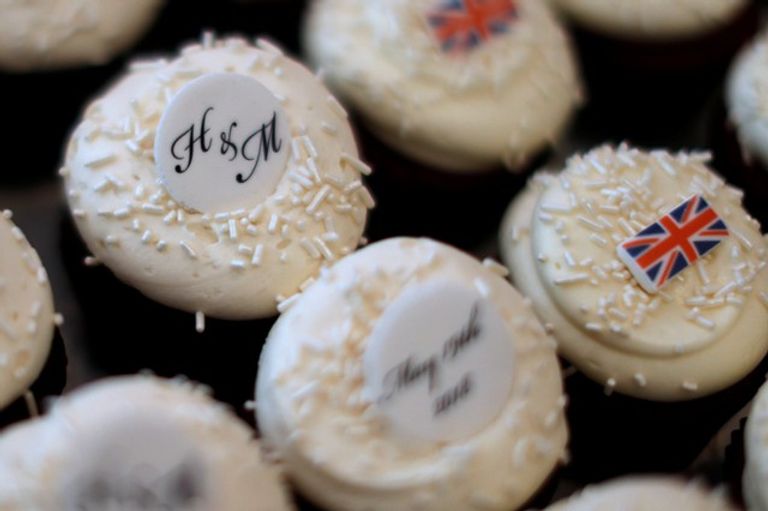 كعك تذكاري بمناسبة الزفاف الملكي البريطاني