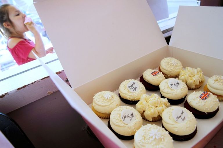 كعك تذكاري بمناسبة الزفاف الملكي البريطاني