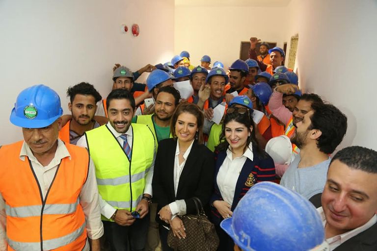 هنا شيحة وأحمد فلوكس مع أعضاء مبادرة "عنيك في عنينا"