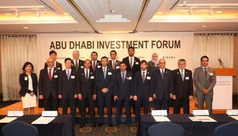 صورة تذكارية للمشاركين في ملتقى أبوظبي للاستثمار 