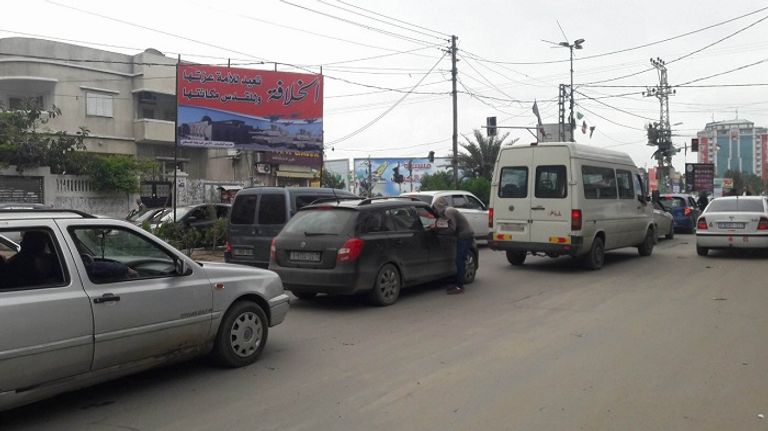 السيارات في إشارات قطاع غزة وعمل الأطفال هناك الطفل يوسف خلال بيع إحدى البضائع في إشارات غزة