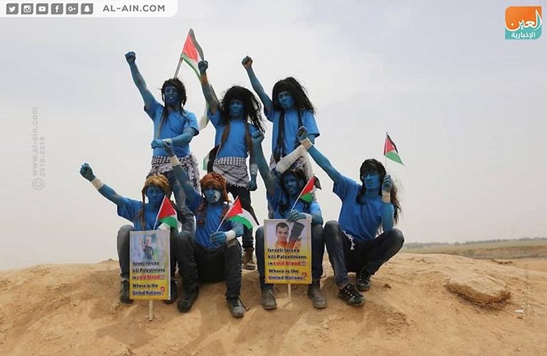 شباب فلسطينيون يواجهون الاحتلال بتجسيد شخصية فيلم أفاتار الشهير الشاب أبو حجر يجسد شخصية باتمان في تظاهره ضد قوات الاحتلال