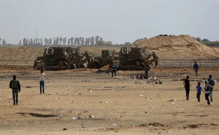 الفلسطينيون خلال المواجهات مع قوات الاحتلال في غزة الشاب أبو حجر يجسد شخصية باتمان في تظاهره ضد قوات الاحتلال