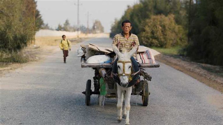 لقطة من الفيلم مخرج الفيلم أبو بكر شوقي ومنتجته ديما إمام ومدير مهرجان كان السينمائي