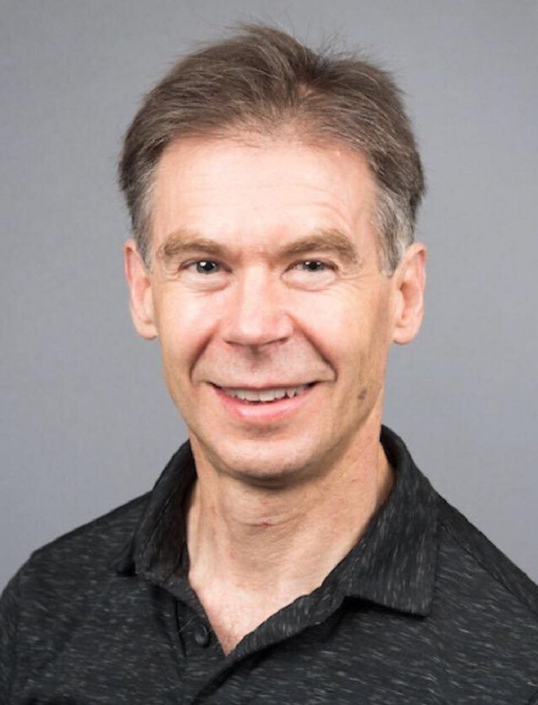 أستاذ جامعي يحمل رضيع إحدى طالباته