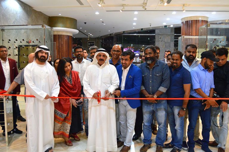 منحوتة للشيخ زايد تستحوذ على اهتمام زوار المعرض الهندي