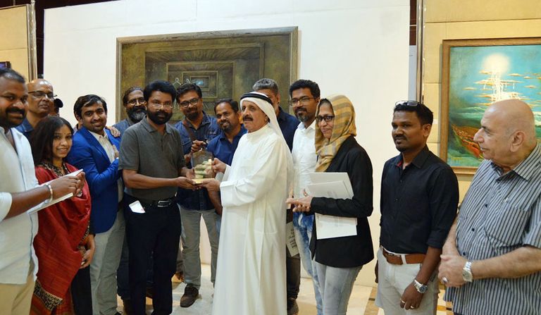 منحوتة للشيخ زايد تستحوذ على اهتمام زوار المعرض الهندي