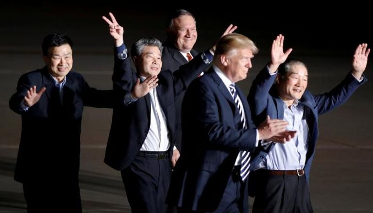 ترامب وبومبيو مع الثلاثة المفرج عنهم من كوريا الشمالية