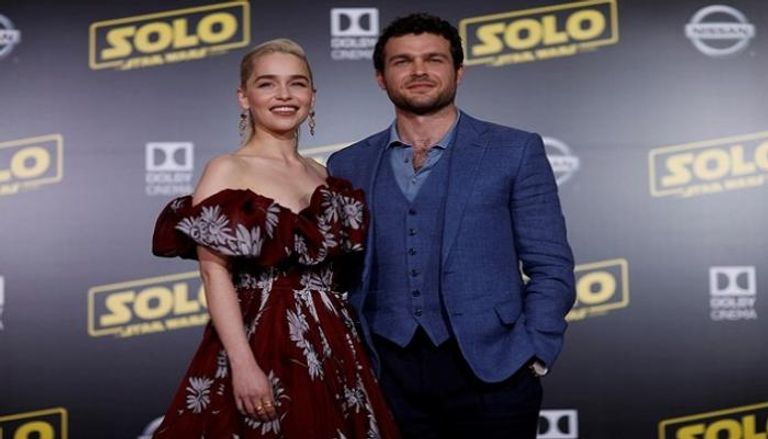 بطلا الفيلم آلدن إرينرايك وإيميليا كلارك في الافتتاح مركبة فضائية في العرض الأول لأحدث أجزاء حرب النجوم