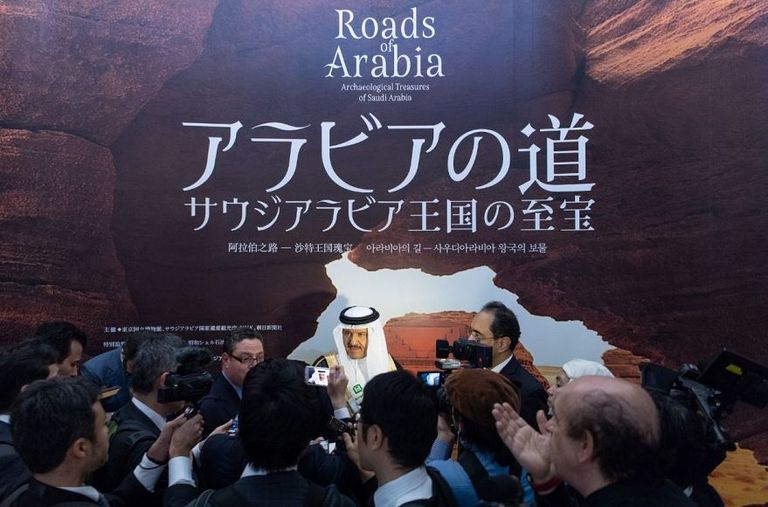 الأمير سلطان بن سلمان يعلن اكتشاف آثار أقدام إنسان في صحراء النفود تعود لأكثر من 85 ألف عام