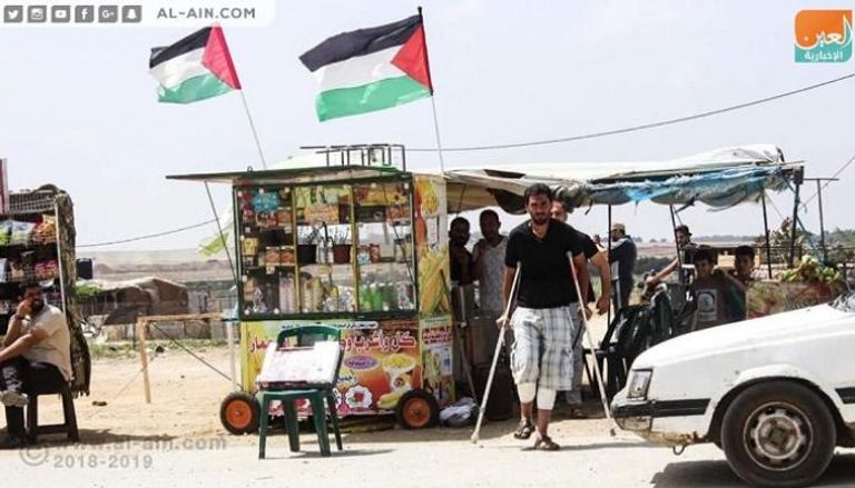 شاب فلسطيني يستعد للتظاهر في جمعة النذير
