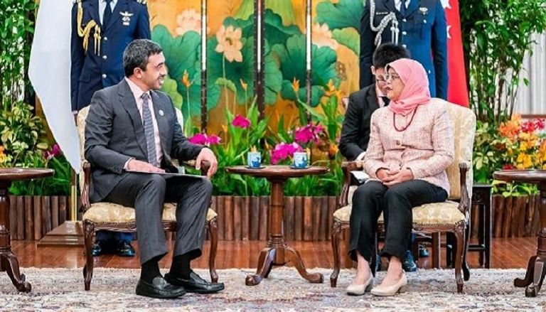 الشيخ عبدالله بن زايد آل نهيان خلال لقائه مع رئيسة سنغافورة حليمة يعقوب