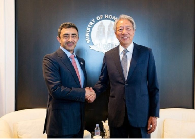 الشيخ عبدالله بن زايد آل نهيان ونائب رئيس الوزراء السنغافوري تيو تشي هين